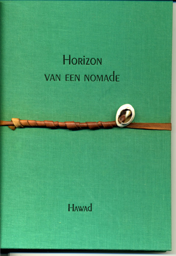 Traduction en néerlandais de Horizons nomades de Hawad. Exemplaire de tête, signé par l'auteur.  Couverture originale  toilée Cahier interne reliure chinoise. 11  dessins de Hawad en quadrichromie.